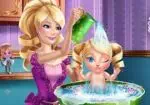 王女 バービー人形 赤ちゃんにお風呂を与えます