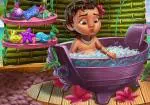 Fare il bagno della bambina Moana