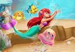 Ariel pływać w oceanie