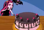 Draculaura ve doğum günü pastası