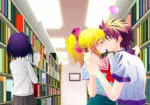 Embrasser dans la bibliothèque