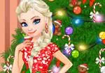 Elsa Menghias pohon Natal